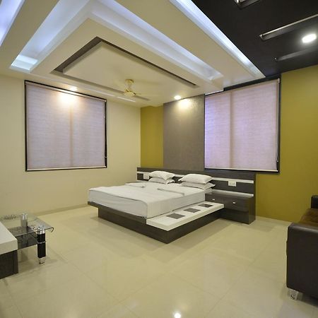 Hotel Radhe Krishna Solapur Eksteriør billede
