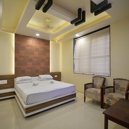 Hotel Radhe Krishna Solapur Eksteriør billede