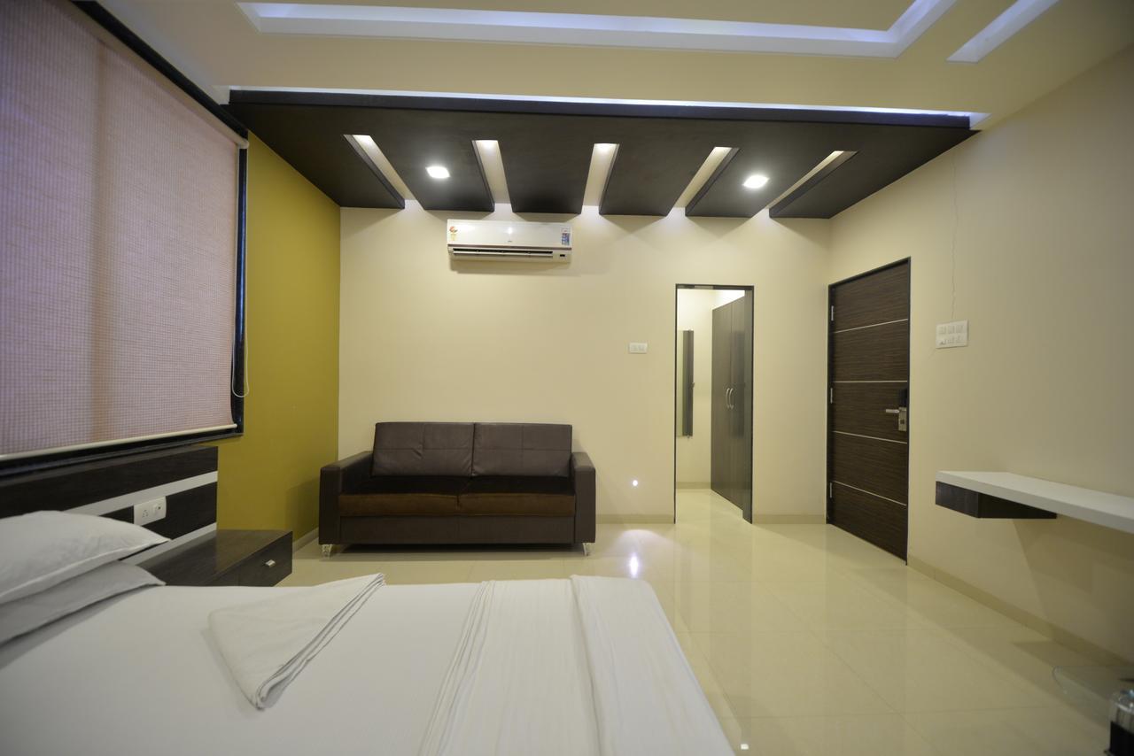 Hotel Radhe Krishna Solapur Eksteriør billede