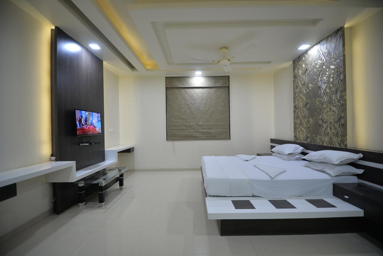 Hotel Radhe Krishna Solapur Eksteriør billede